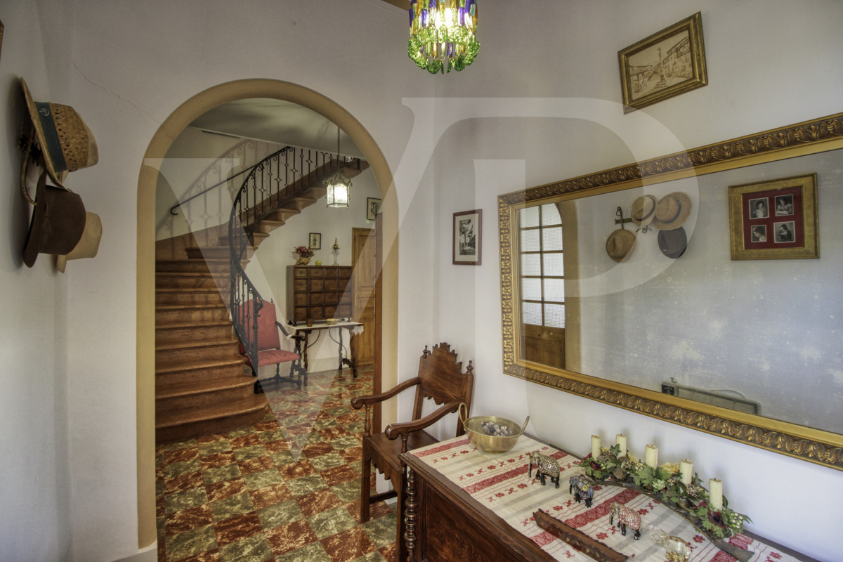 en-venta-fantástica-villa-señorial-de-1925-en-esquina-con-jardín-en-zona-tranquila-en-primera-línea-de-la-playa-platja-d'en-repíc-del-puerto-de-sóller