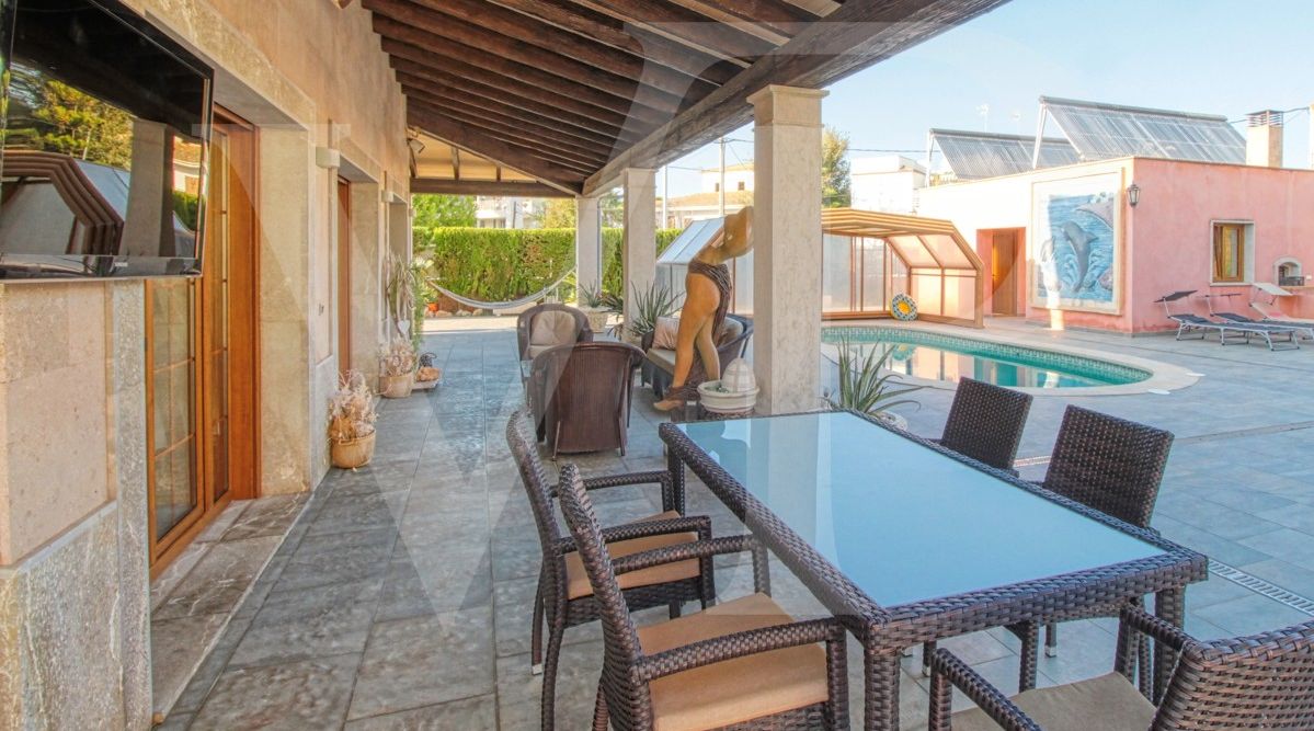 spectacular-luxury-villa-with-swimming-pool-for-sale-in-the-urbanisation-son-bauló-in-can-picafort