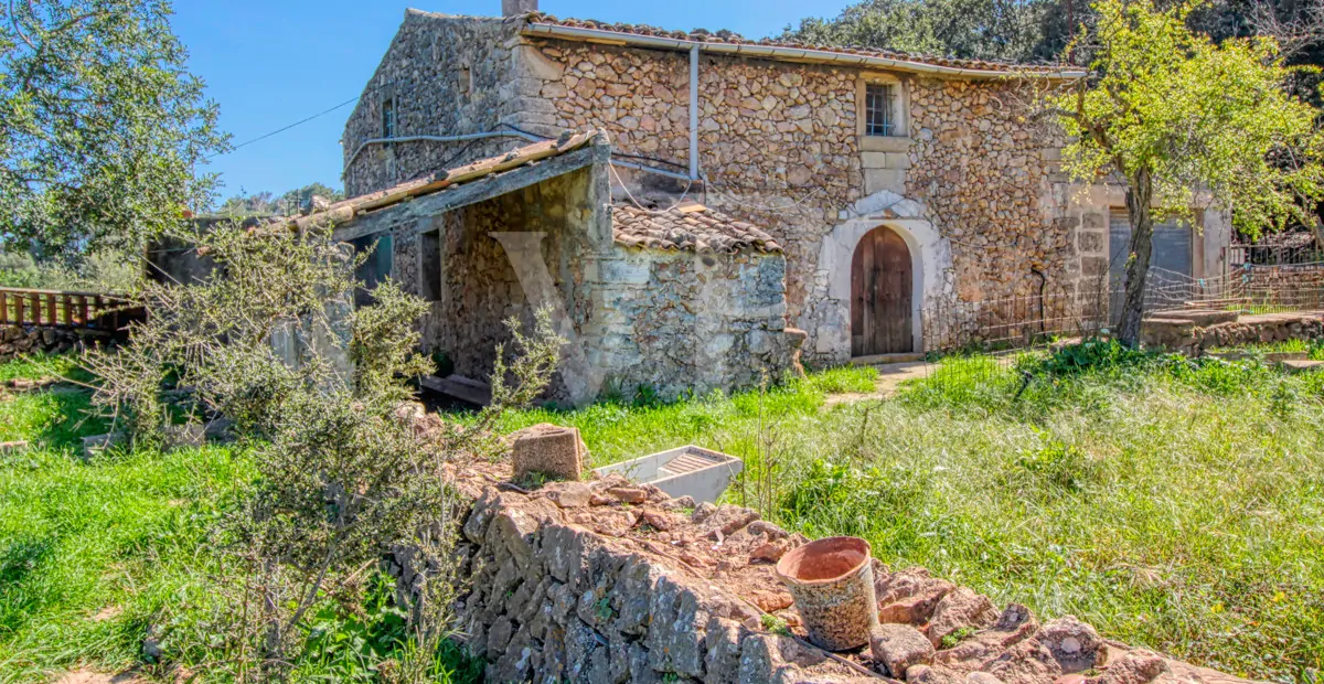 Schöne rustikale Finca zum Verkauf mit traditionellem Haus zu renovieren, gut gelegen in der Nähe von Pollença