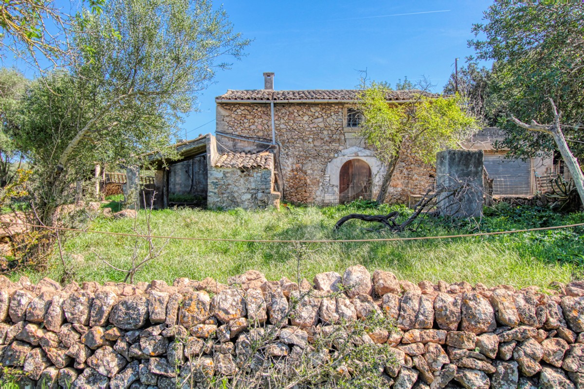 Schöne rustikale Finca zum Verkauf mit traditionellem Haus zu renovieren, gut gelegen in der Nähe von Pollença