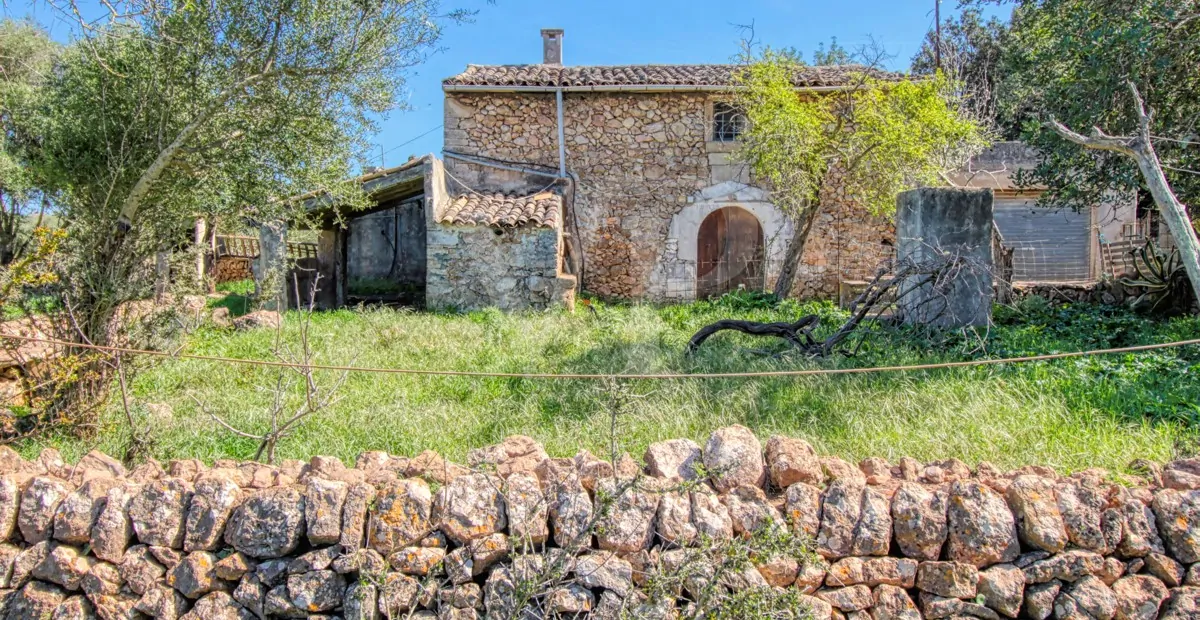 Schöne rustikale Finca zum Verkauf mit traditionellem Haus zu renovieren, gut gelegen in der Nähe von Pollença