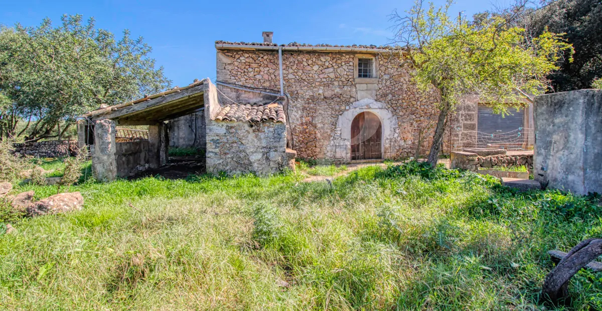 Schöne rustikale Finca zum Verkauf mit traditionellem Haus zu renovieren, gut gelegen in der Nähe von Pollença