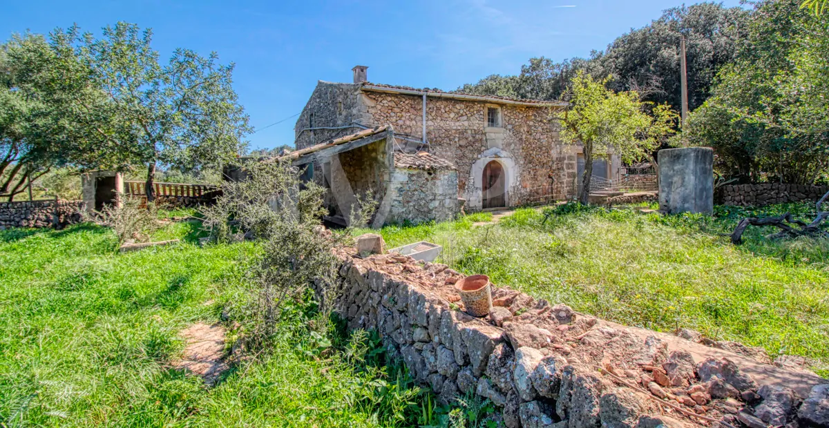 Schöne rustikale Finca zum Verkauf mit traditionellem Haus zu renovieren, gut gelegen in der Nähe von Pollença