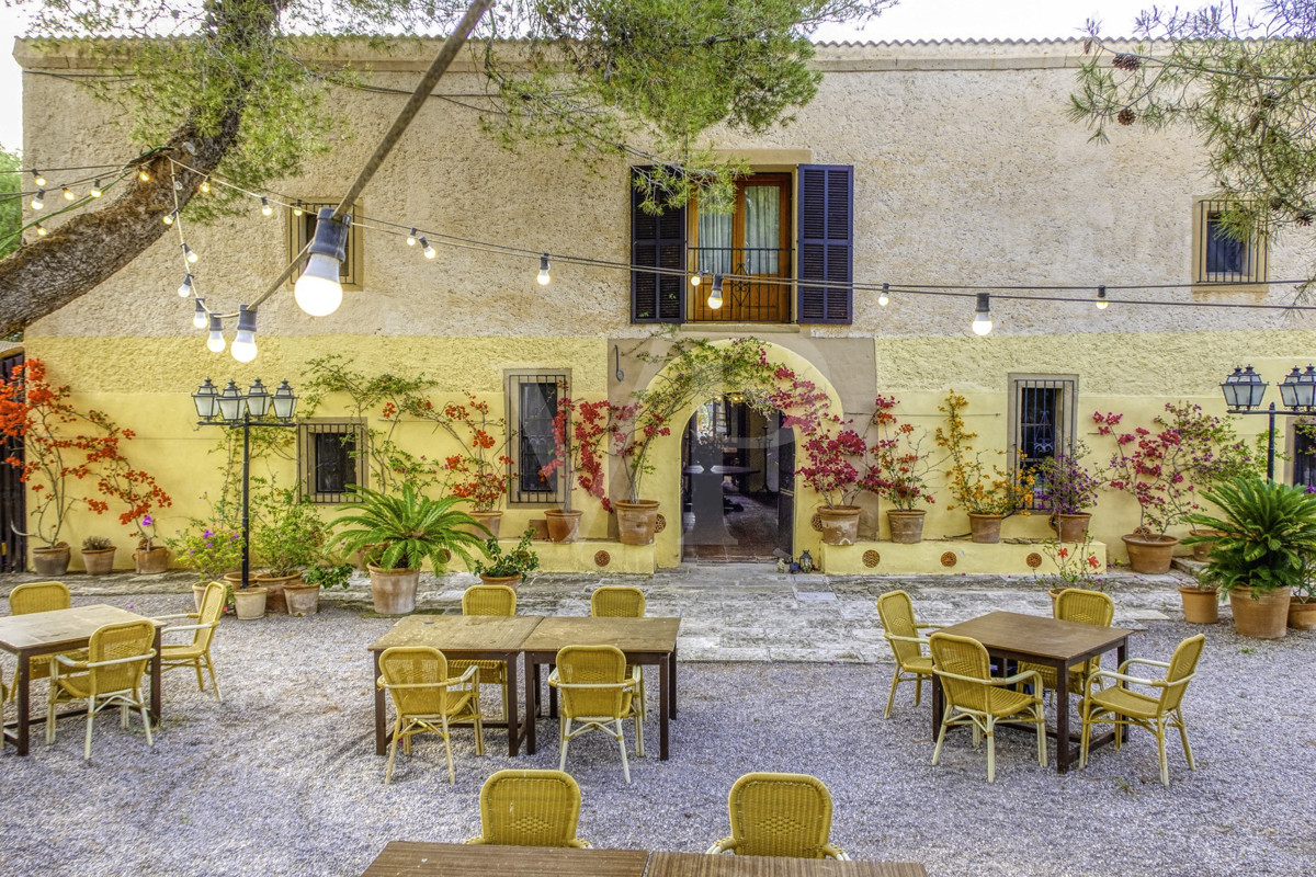 Zum Verkauf steht ein herrliches Landhotel aus dem 18. Jahrhundert in natürlicher Umgebung in Playa de Muro, Mallorca