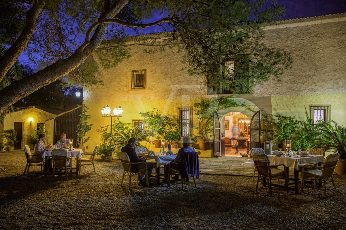 Zum Verkauf steht ein herrliches Landhotel aus dem 18. Jahrhundert in natürlicher Umgebung in Playa de Muro, Mallorca