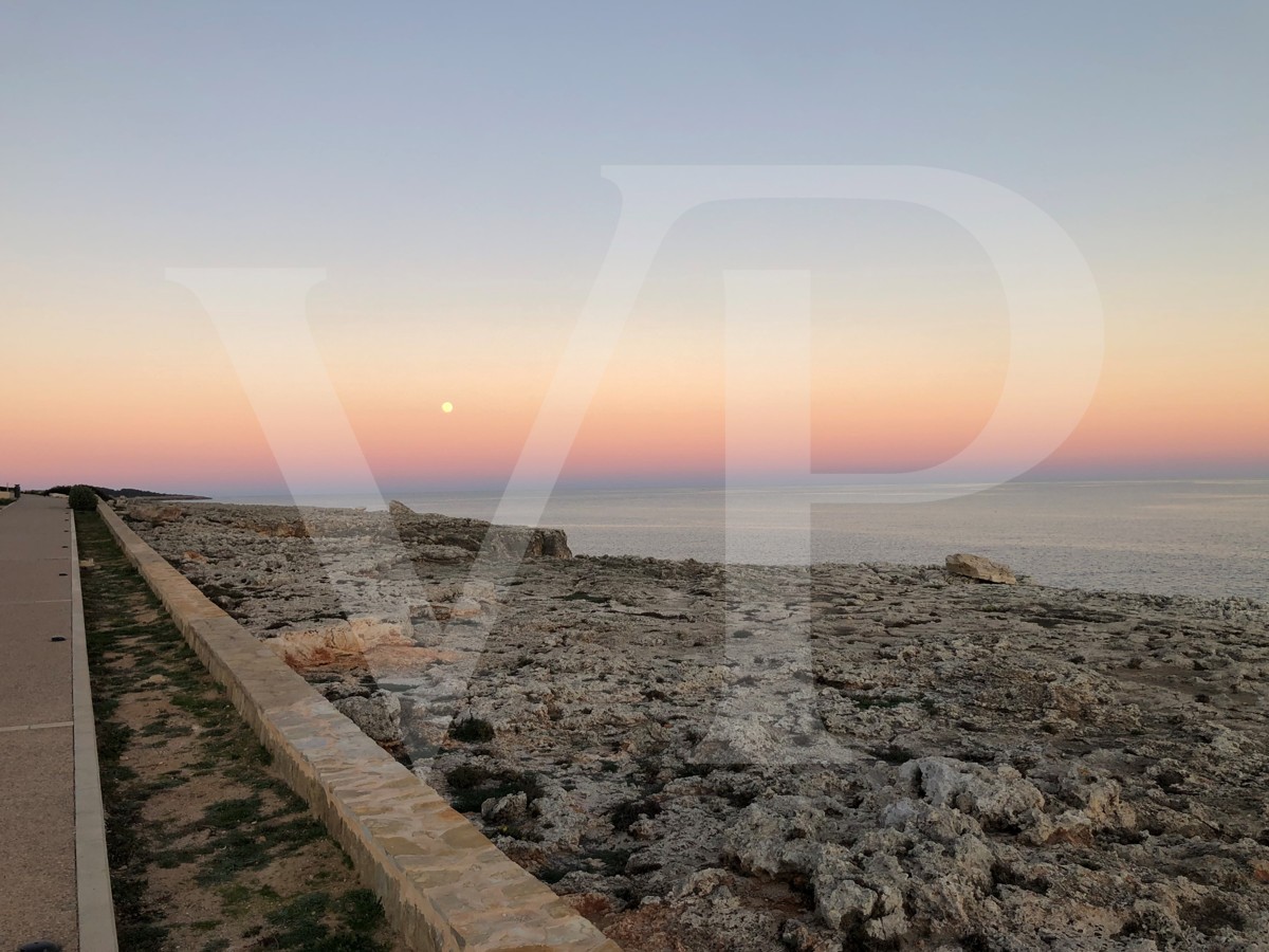 Fantástica inversión en esta parcela situada a 500 metros de la playa entre S'ìllot y Cala Morlanda