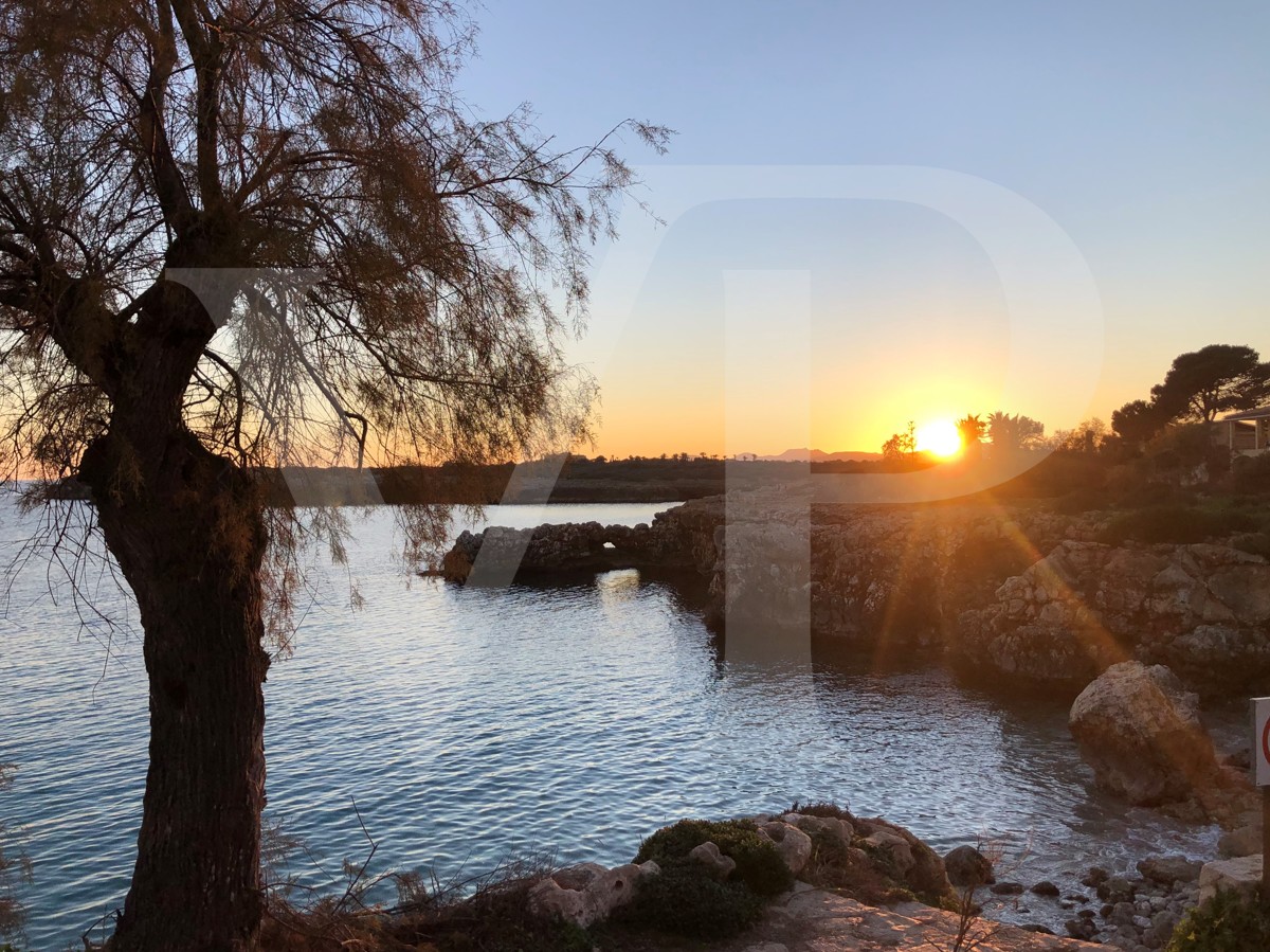 Fantástica inversión en esta parcela situada a 500 metros de la playa entre S'ìllot y Cala Morlanda