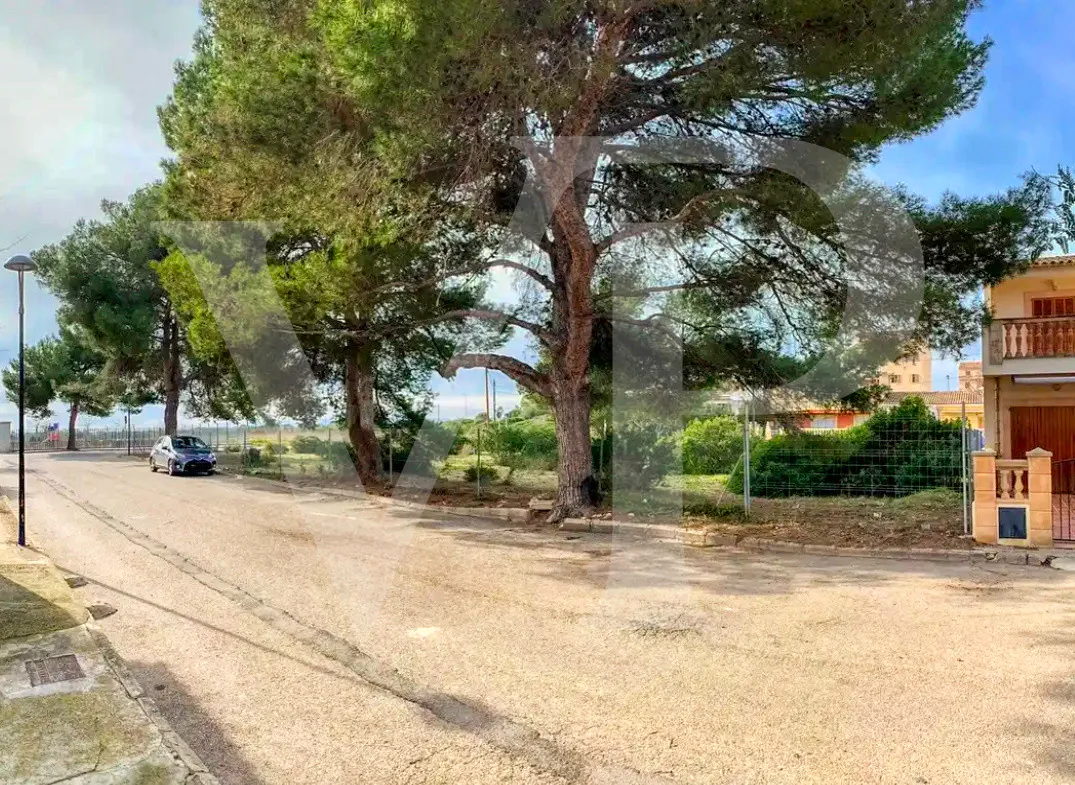 Fantástica inversión en esta parcela situada a 500 metros de la playa entre S'ìllot y Cala Morlanda