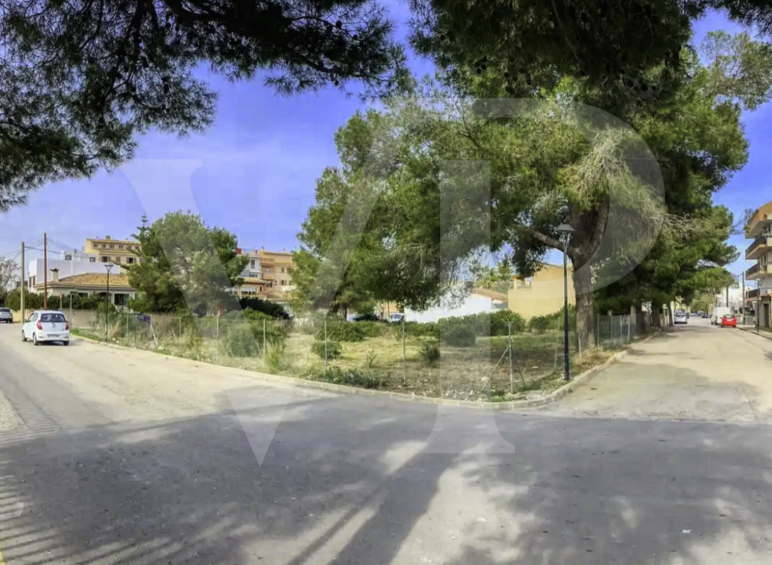Fantástica inversión en esta parcela situada a 500 metros de la playa entre S'ìllot y Cala Morlanda