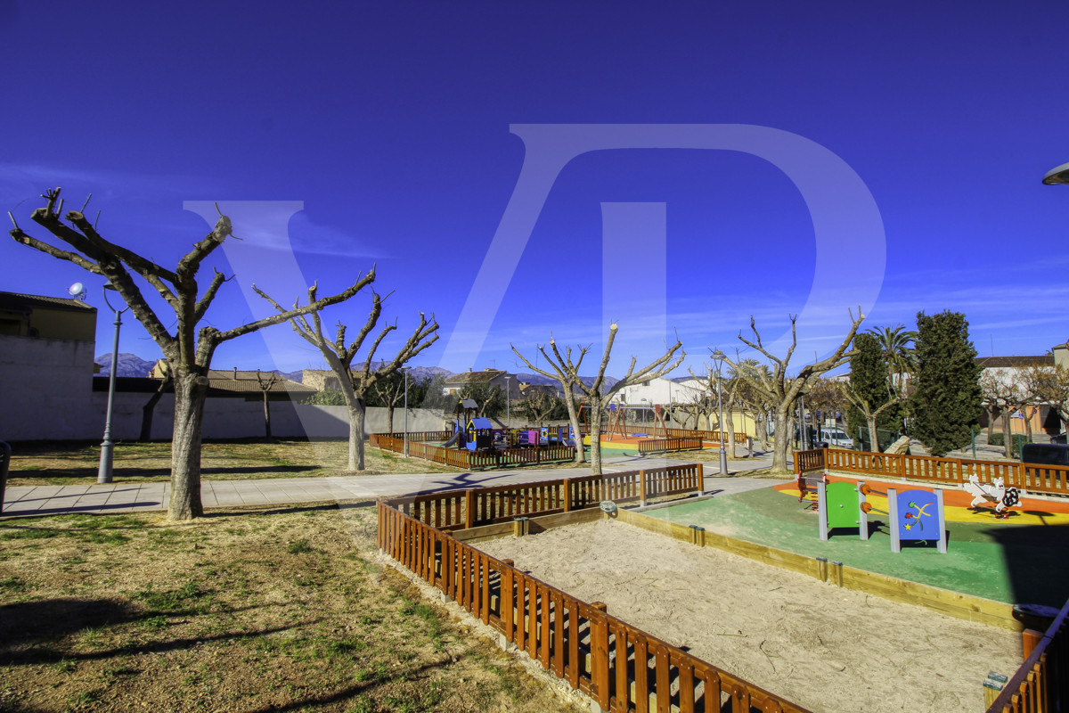 Perfecto-chalet-con-jardín-garaje-y-oficinas-en-buena-ubicación-en-Muro-Mallorca