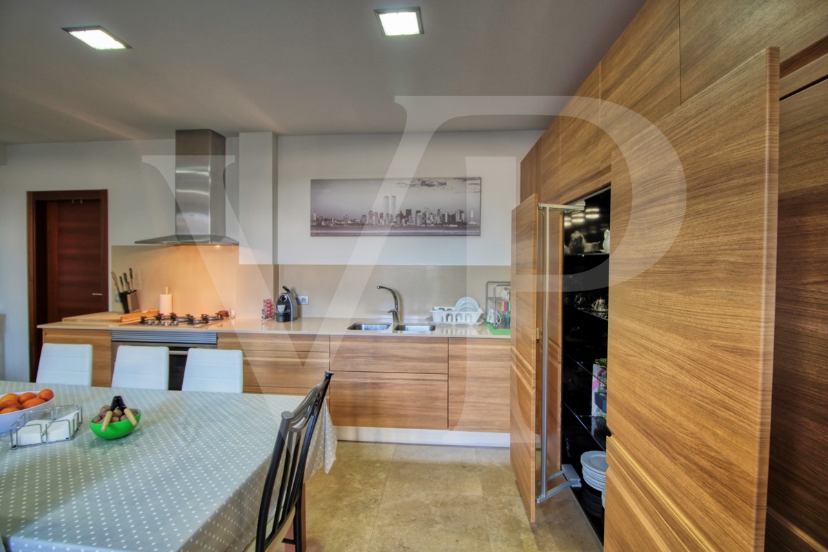 Perfecto-chalet-con-jardín-garaje-y-oficinas-en-buena-ubicación-en-Muro-Mallorca