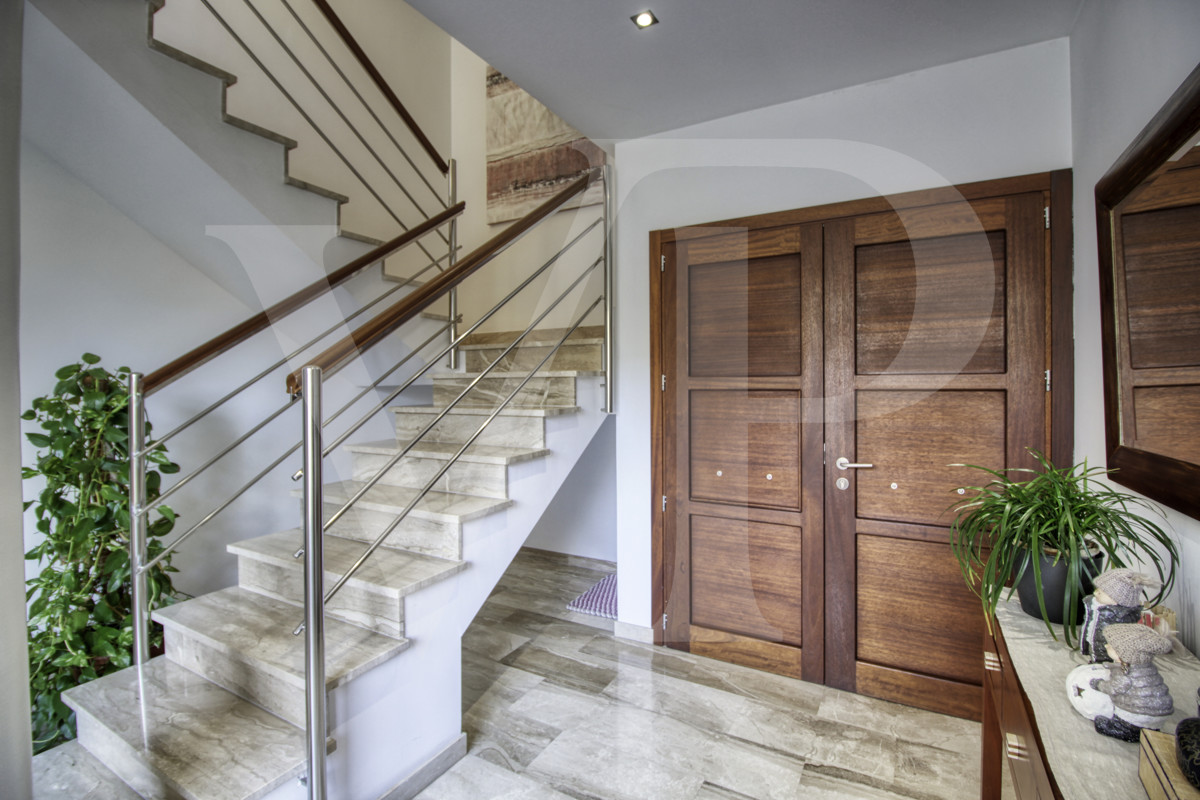 Perfecto-chalet-con-jardín-garaje-y-oficinas-en-buena-ubicación-en-Muro-Mallorca
