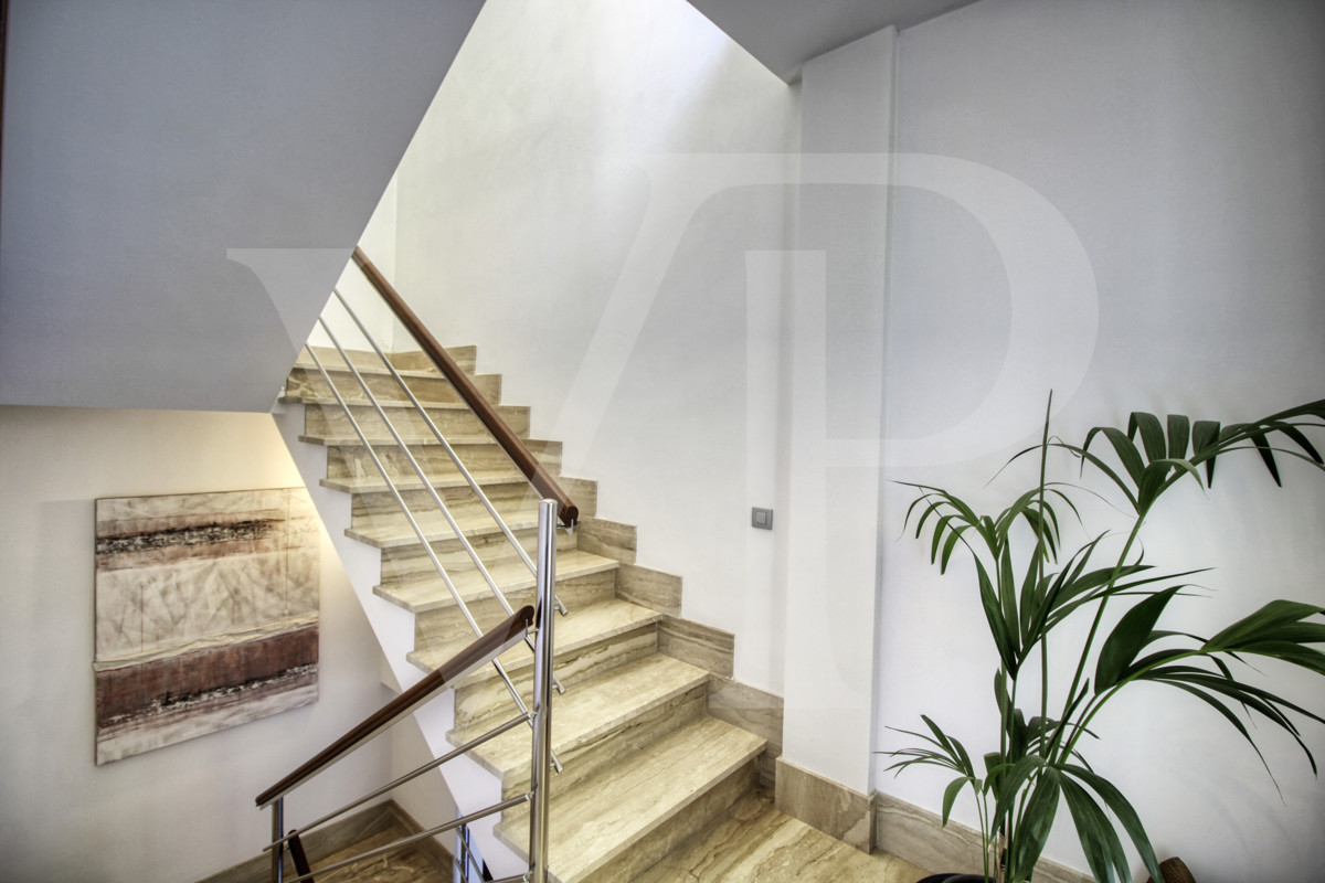 Perfecto-chalet-con-jardín-garaje-y-oficinas-en-buena-ubicación-en-Muro-Mallorca
