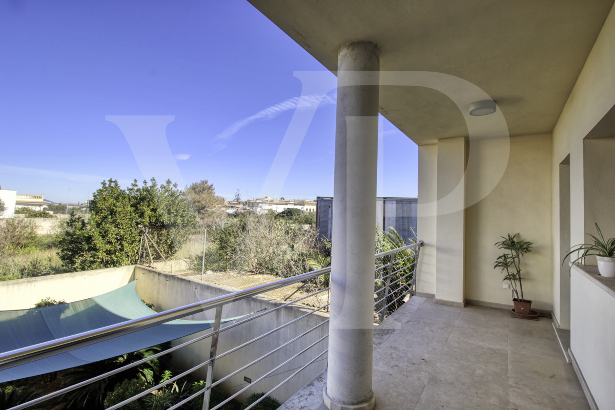 Perfecto-chalet-con-jardín-garaje-y-oficinas-en-buena-ubicación-en-Muro-Mallorca