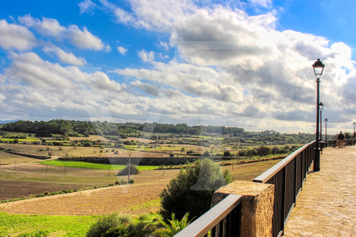 Perfecto-chalet-con-jardín-garaje-y-oficinas-en-buena-ubicación-en-Muro-Mallorca
