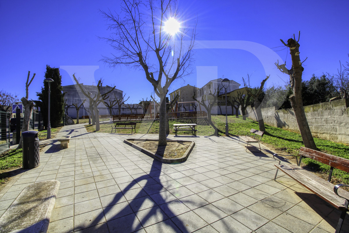 Perfecto-chalet-con-jardín-garaje-y-oficinas-en-buena-ubicación-en-Muro-Mallorca