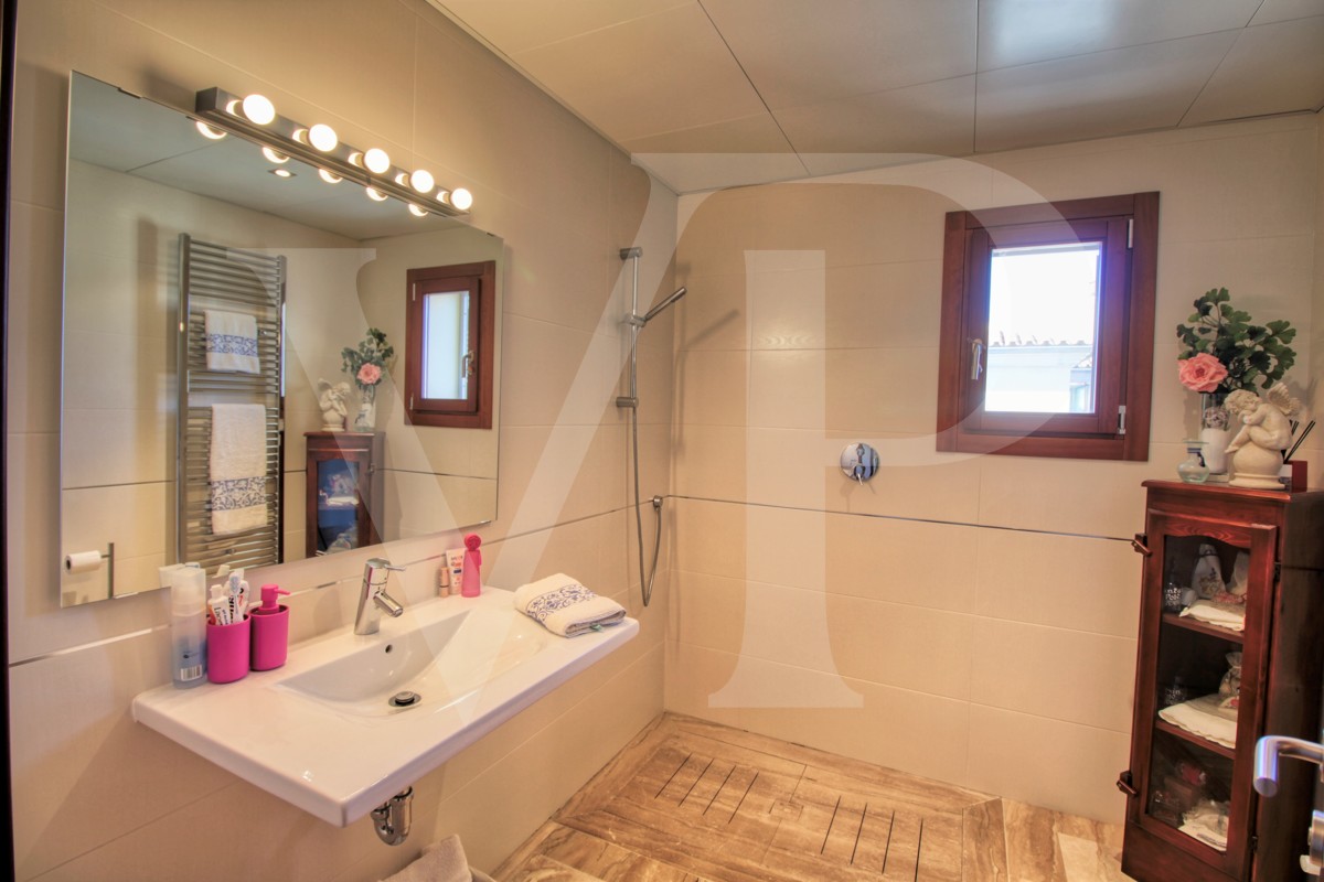 Perfecto-chalet-con-jardín-garaje-y-oficinas-en-buena-ubicación-en-Muro-Mallorca