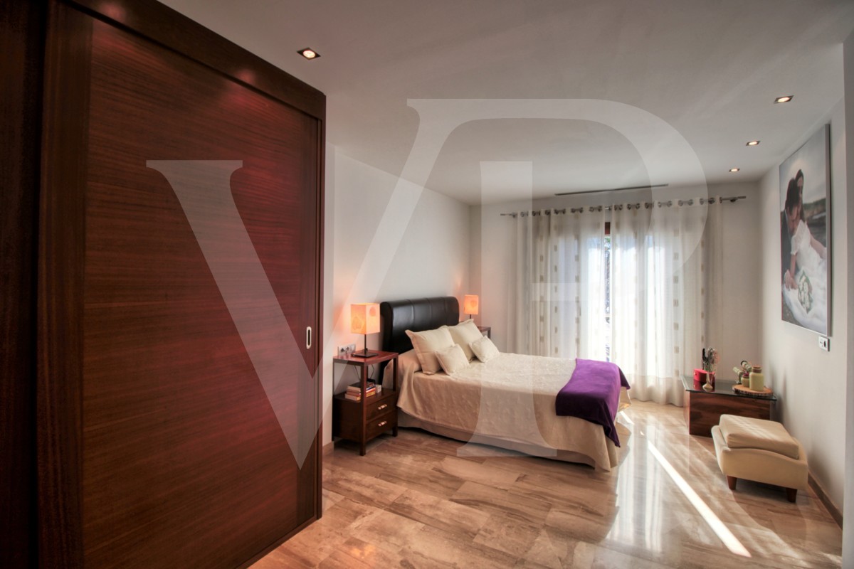 Perfecto-chalet-con-jardín-garaje-y-oficinas-en-buena-ubicación-en-Muro-Mallorca