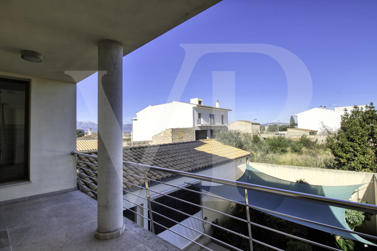 Perfecto-chalet-con-jardín-garaje-y-oficinas-en-buena-ubicación-en-Muro-Mallorca