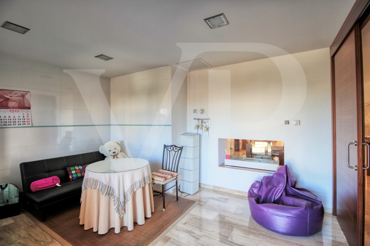 Perfecto-chalet-con-jardín-garaje-y-oficinas-en-buena-ubicación-en-Muro-Mallorca