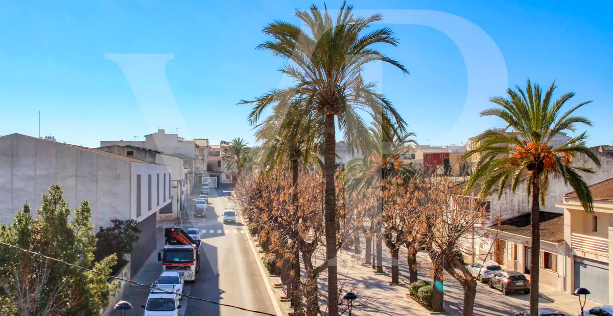 Perfektes-Chalet-mit-Garten-Garage-und-Büros-in-guter-Lage-in-Muro-Mallorca