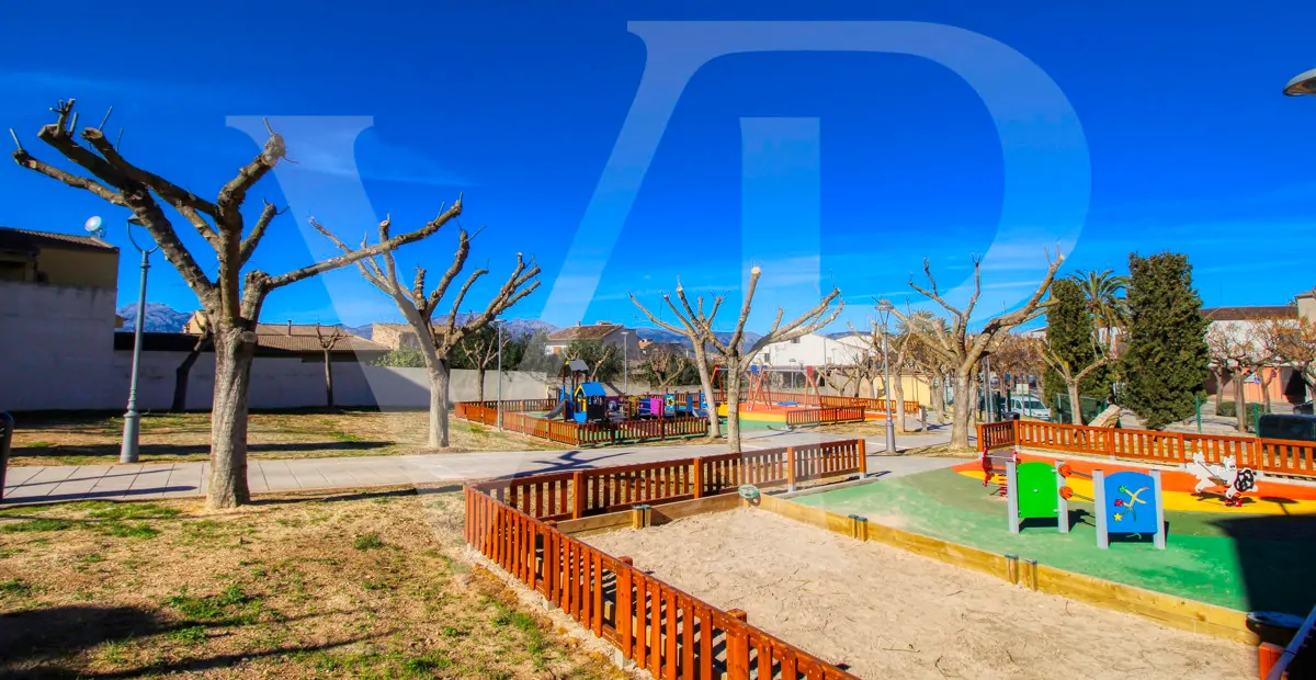 Perfektes-Chalet-mit-Garten-Garage-und-Büros-in-guter-Lage-in-Muro-Mallorca