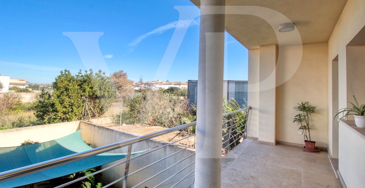 Perfektes-Chalet-mit-Garten-Garage-und-Büros-in-guter-Lage-in-Muro-Mallorca