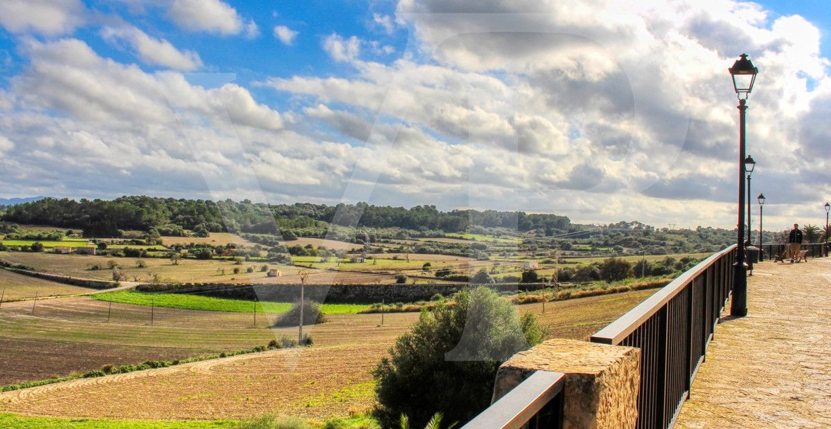 Perfektes-Chalet-mit-Garten-Garage-und-Büros-in-guter-Lage-in-Muro-Mallorca