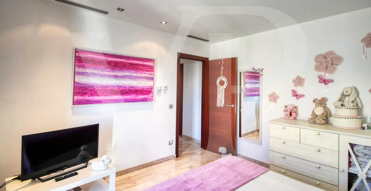 Perfektes-Chalet-mit-Garten-Garage-und-Büros-in-guter-Lage-in-Muro-Mallorca