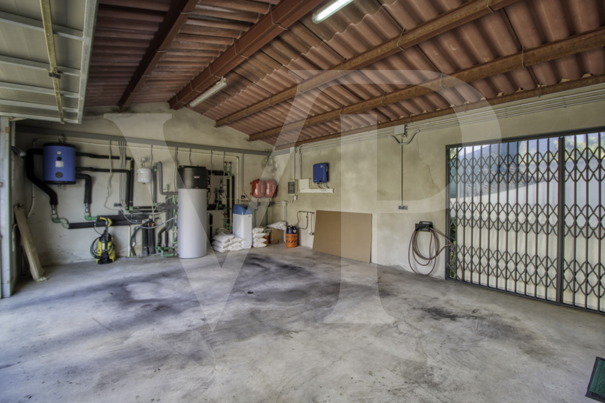 Perfektes-Chalet-mit-Garten-Garage-und-Büros-in-guter-Lage-in-Muro-Mallorca