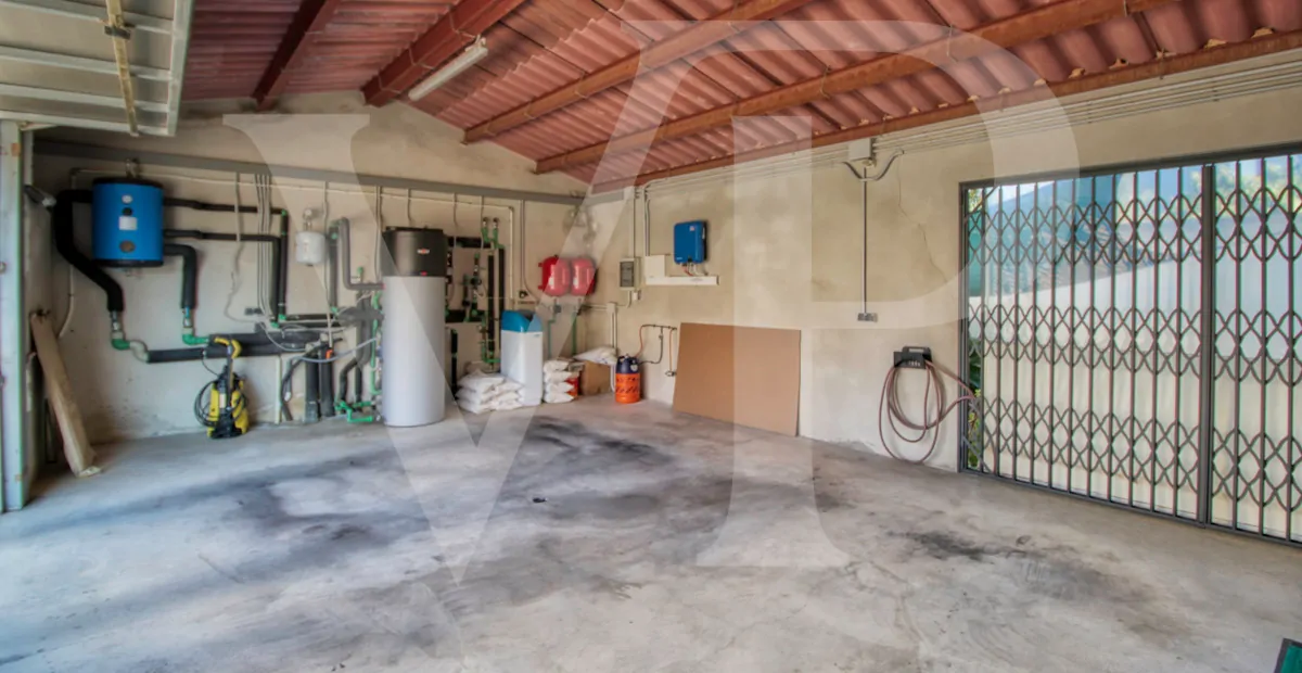 Perfektes-Chalet-mit-Garten-Garage-und-Büros-in-guter-Lage-in-Muro-Mallorca