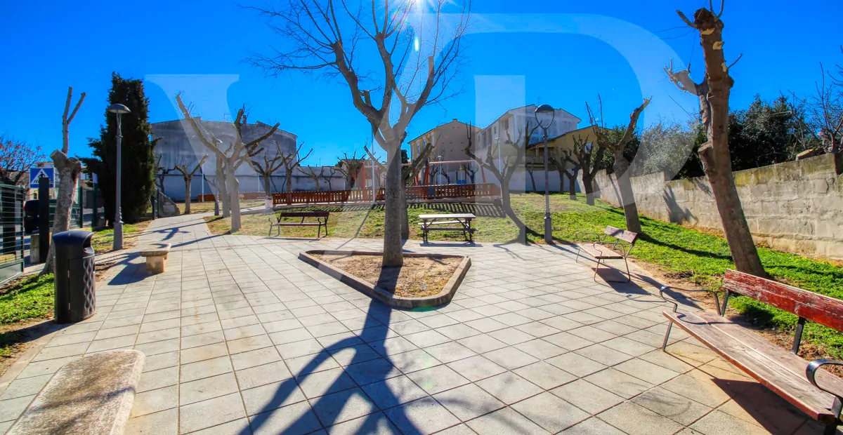 Perfektes-Chalet-mit-Garten-Garage-und-Büros-in-guter-Lage-in-Muro-Mallorca