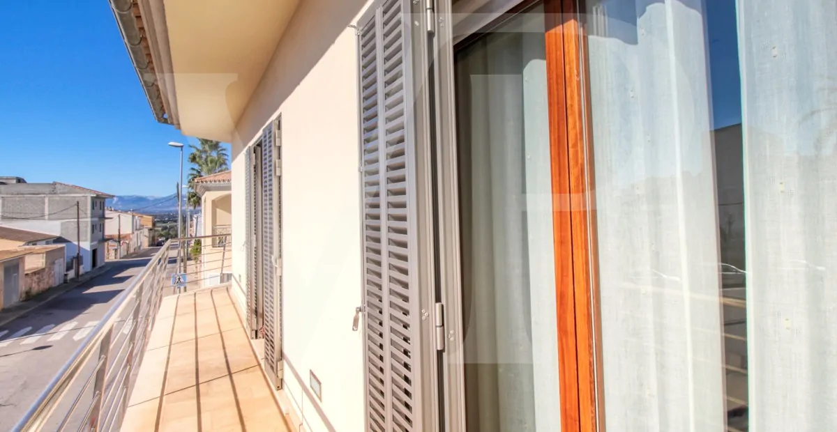 Perfektes-Chalet-mit-Garten-Garage-und-Büros-in-guter-Lage-in-Muro-Mallorca