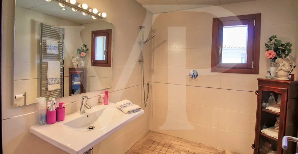 Perfektes-Chalet-mit-Garten-Garage-und-Büros-in-guter-Lage-in-Muro-Mallorca