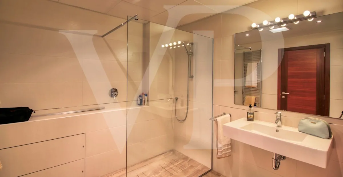 Perfektes-Chalet-mit-Garten-Garage-und-Büros-in-guter-Lage-in-Muro-Mallorca