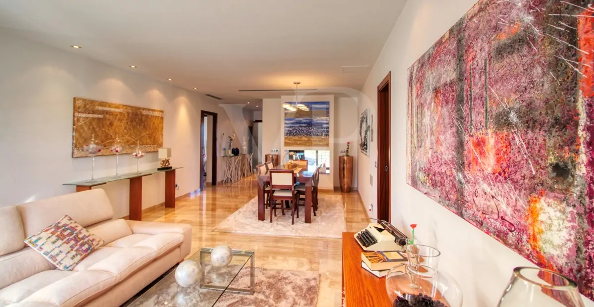 Perfektes-Chalet-mit-Garten-Garage-und-Büros-in-guter-Lage-in-Muro-Mallorca