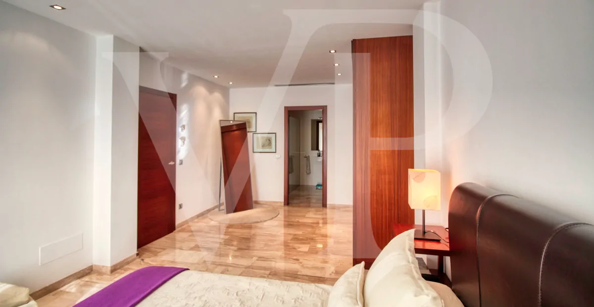 Perfektes-Chalet-mit-Garten-Garage-und-Büros-in-guter-Lage-in-Muro-Mallorca