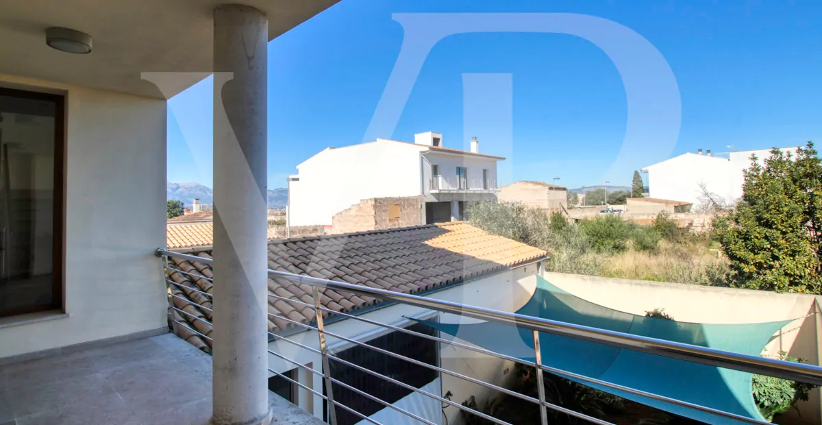 Perfektes-Chalet-mit-Garten-Garage-und-Büros-in-guter-Lage-in-Muro-Mallorca