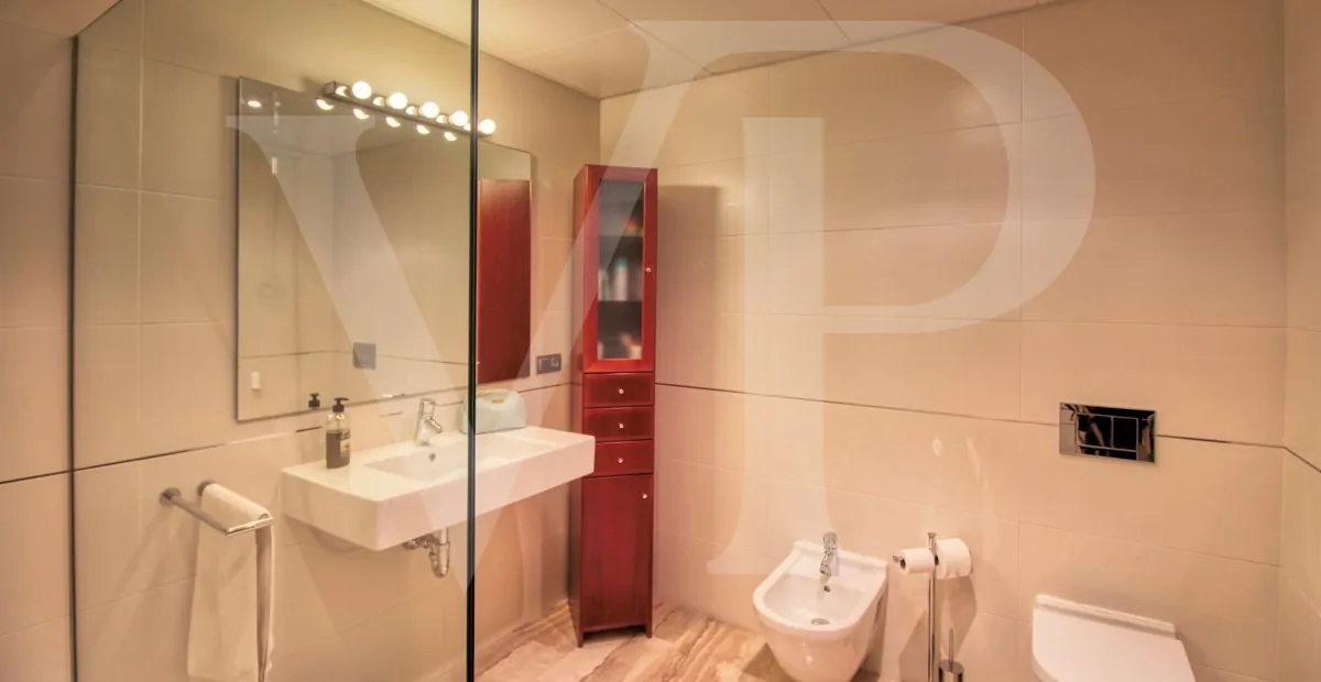 Perfektes-Chalet-mit-Garten-Garage-und-Büros-in-guter-Lage-in-Muro-Mallorca