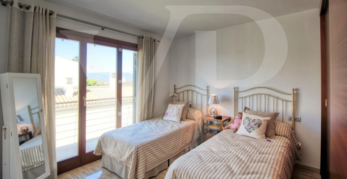 Perfektes-Chalet-mit-Garten-Garage-und-Büros-in-guter-Lage-in-Muro-Mallorca