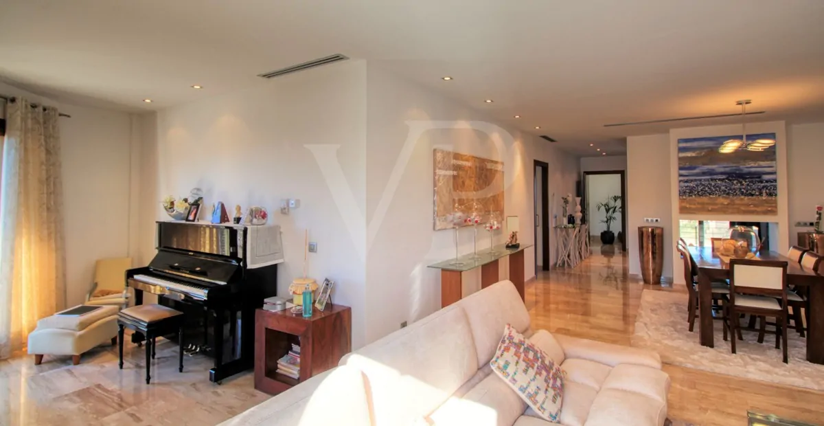 Perfektes-Chalet-mit-Garten-Garage-und-Büros-in-guter-Lage-in-Muro-Mallorca