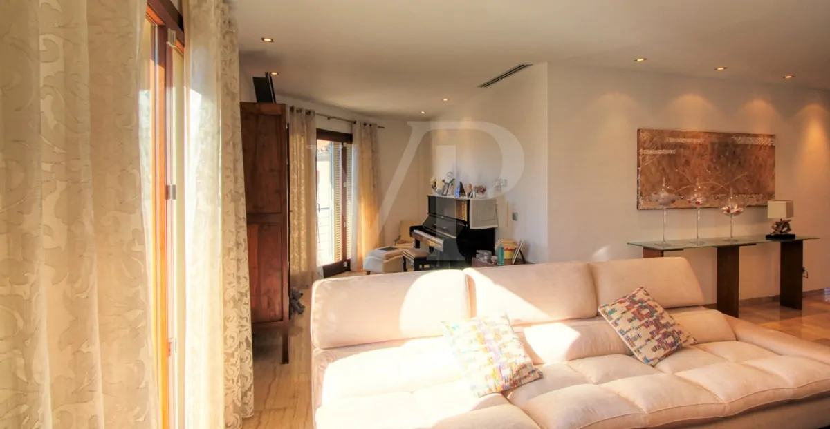 Perfektes-Chalet-mit-Garten-Garage-und-Büros-in-guter-Lage-in-Muro-Mallorca