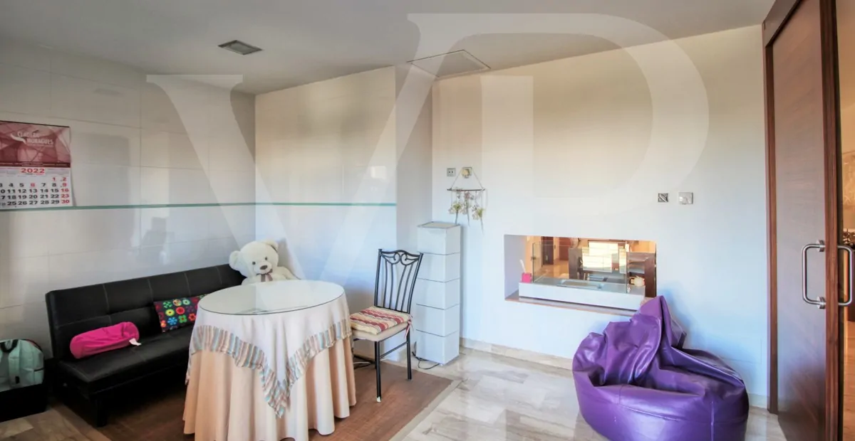 Perfektes-Chalet-mit-Garten-Garage-und-Büros-in-guter-Lage-in-Muro-Mallorca