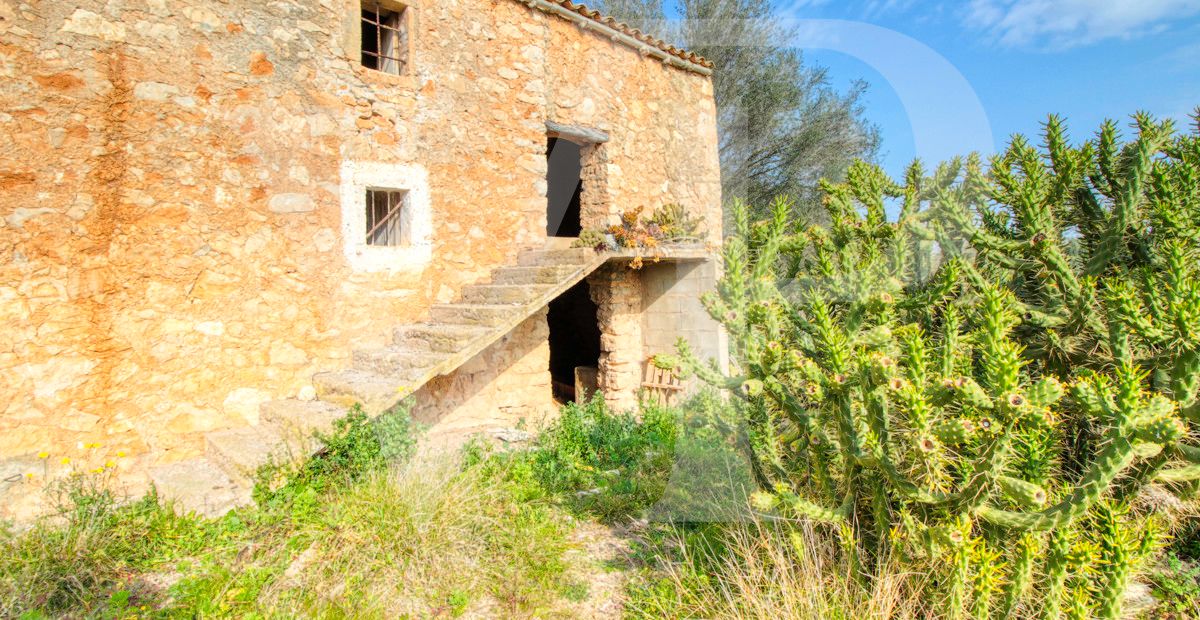 Schönes rustikales Haus zum Renovieren auf einem Grundstück von 3,8 Hektar zwischen Manacor und Calas de Mallorca