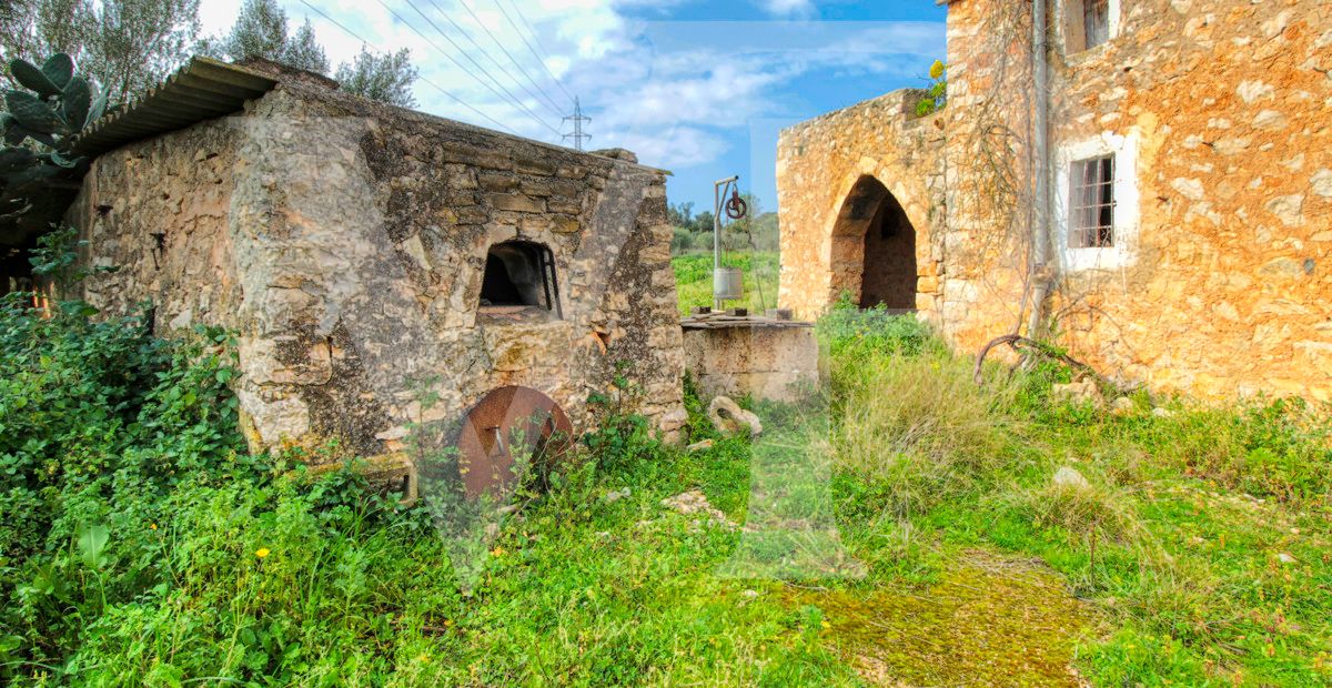 Schönes rustikales Haus zum Renovieren auf einem Grundstück von 3,8 Hektar zwischen Manacor und Calas de Mallorca