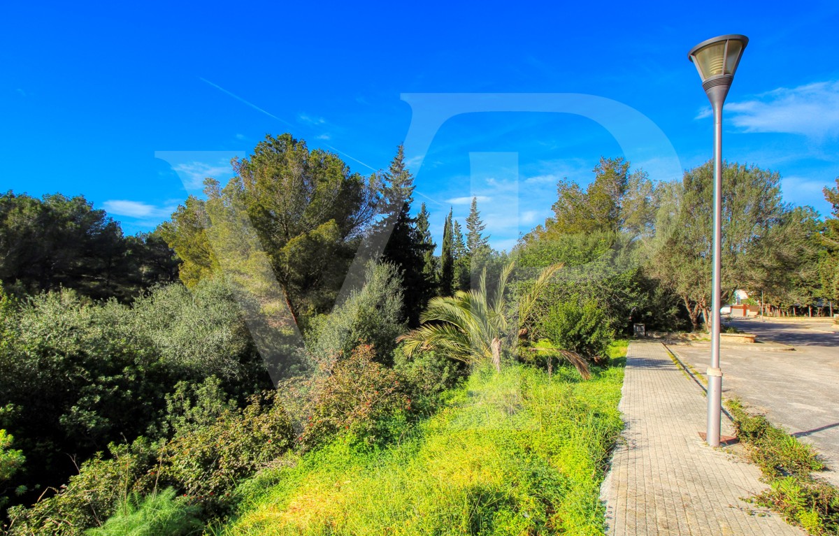 Inversión, venta de parcela urbana en esquina con muy buena orientación en Bonaire / Alcudia