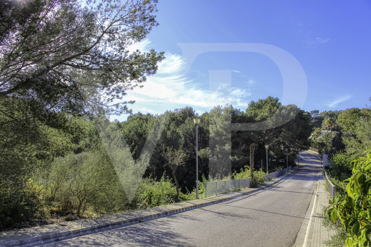 Inversión, venta de parcela urbana en esquina con muy buena orientación en Bonaire / Alcudia