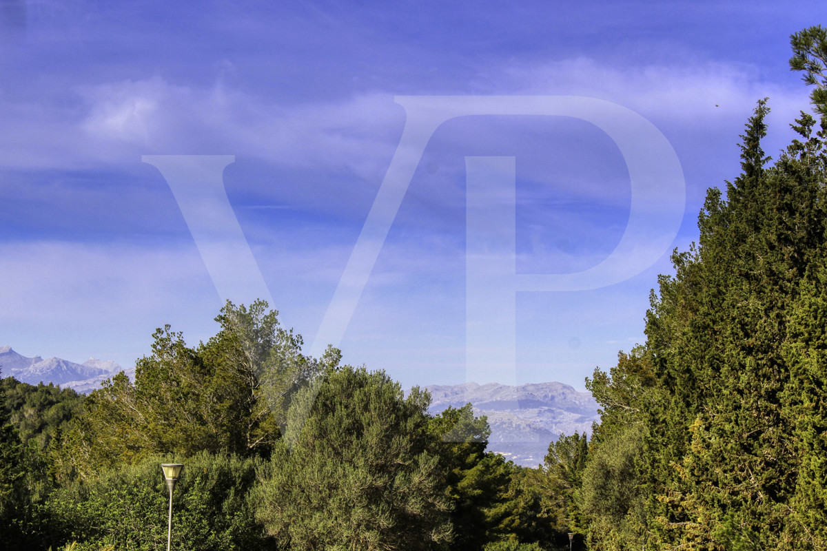Inversión, venta de parcela urbana en esquina con muy buena orientación en Bonaire / Alcudia