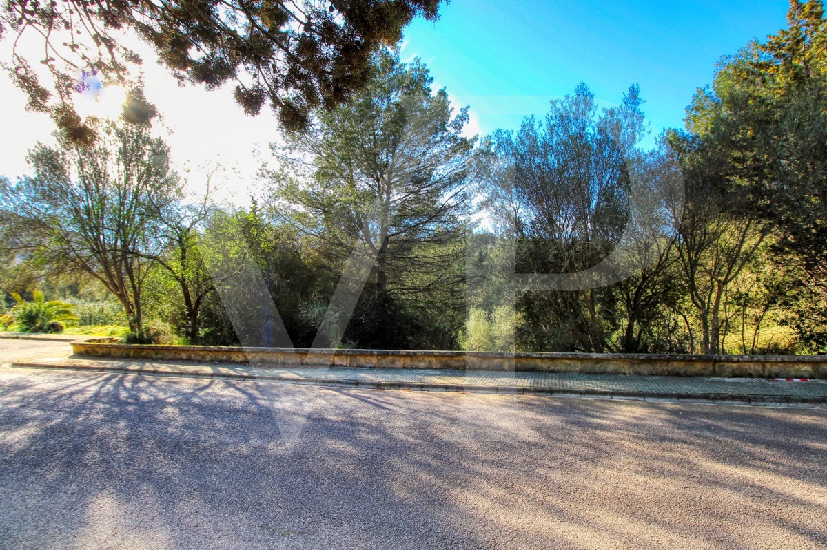Inversión, venta de parcela urbana en esquina con muy buena orientación en Bonaire / Alcudia