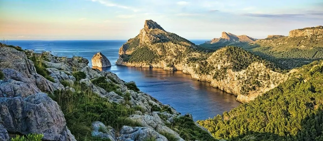 SECRET MARKETING. Exklusive Finca mit Blick auf das Meer und das exklusive Tal von Vall d'Axartell, in der Nähe von Pollensa, in absolut privilegierter und abgeschiedener Lage